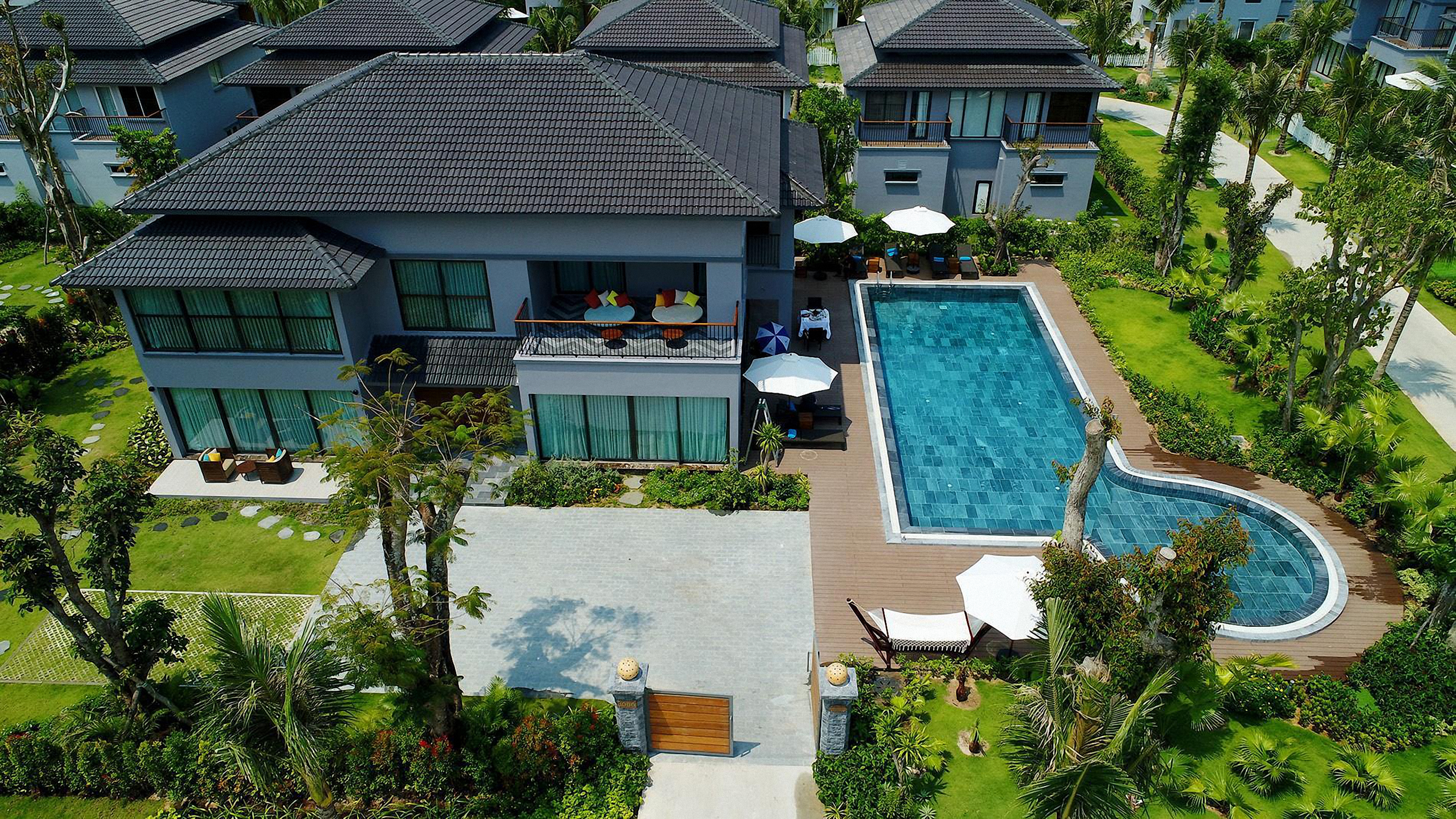 Glass-Tile Pools